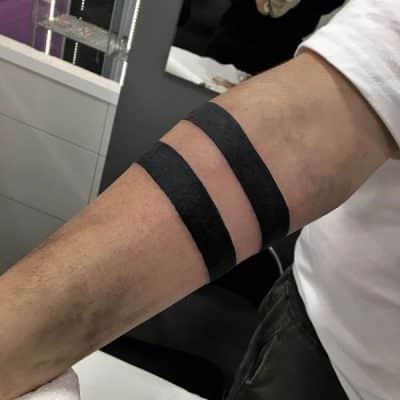 tatuaje de dybala en el brazo lineas rectas
