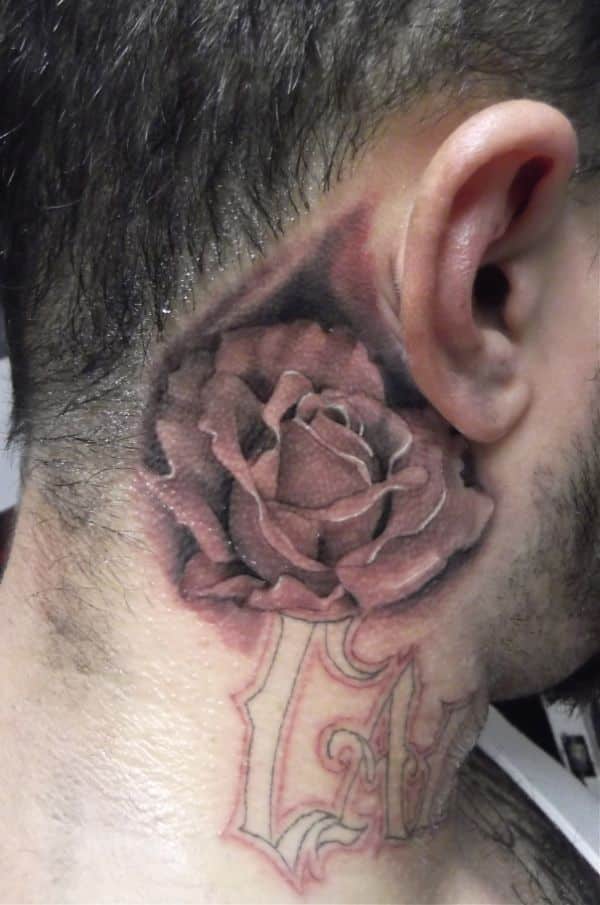 tatuaje rosa detras de la oreja de gran tamaño