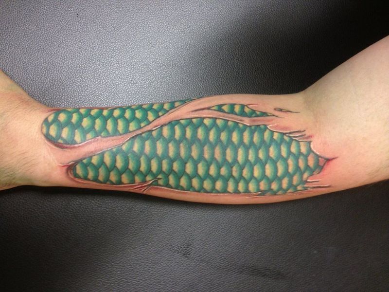 tatuajes de escamas de serpientes efecto con piel rasgada