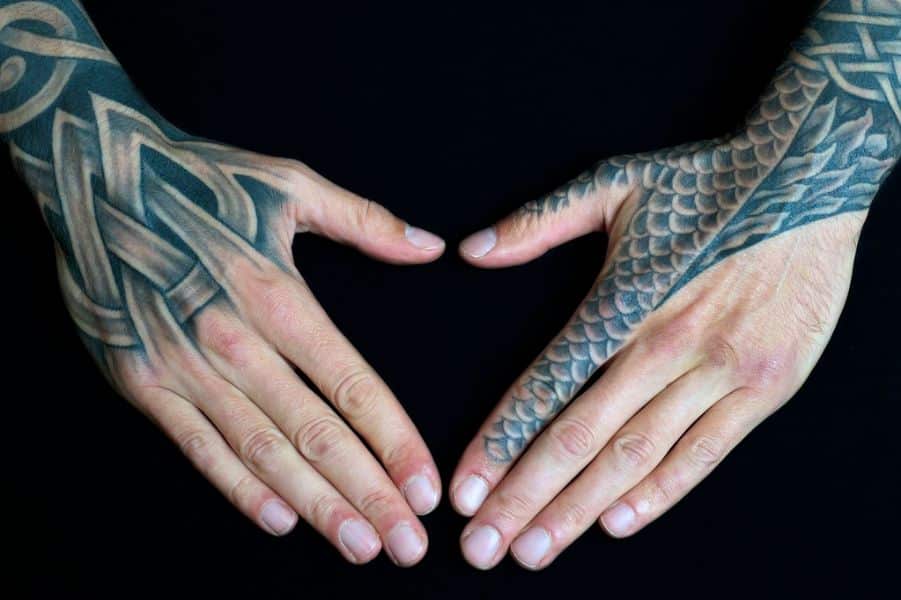 tatuajes de escamas de serpientes en la mano