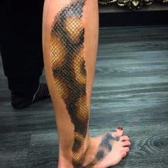 Destacados tatuajes de escamas de serpientes bajo 3 efectos