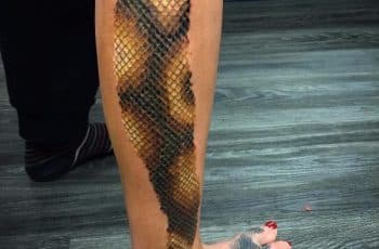 Destacados tatuajes de escamas de serpientes bajo 3 efectos