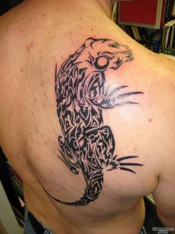 tatuajes de iguanas tribales en espalda