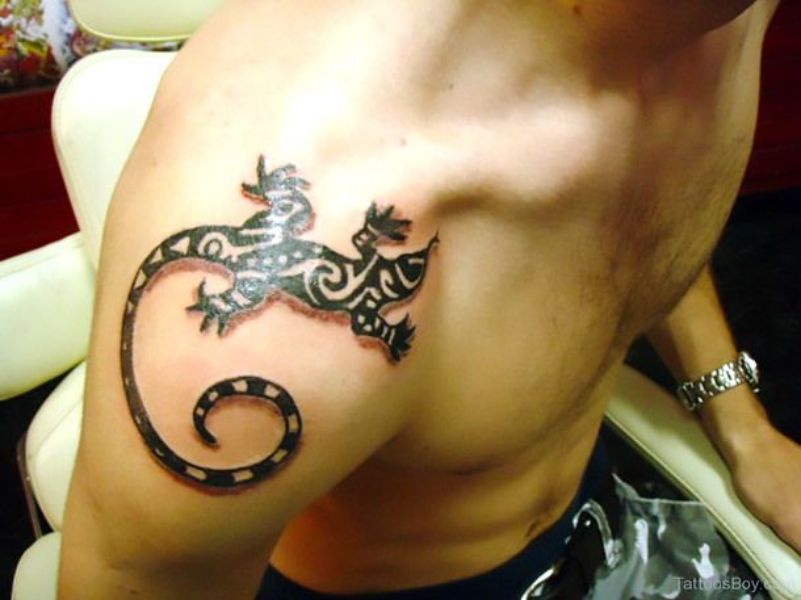 tatuajes de iguanas tribales en hombro