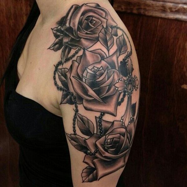 tatuajes de rosarios con rosas en brazo