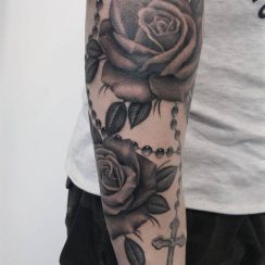 2 posiciones para tatuajes de rosarios con rosas simbólicos
