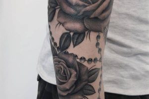 tatuajes de rosarios con rosas excelente proporción