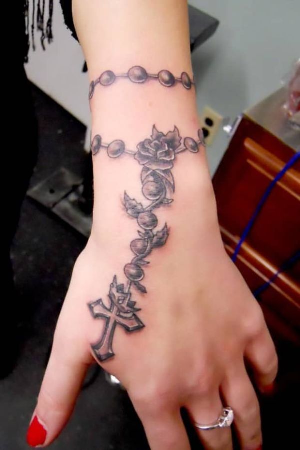 tatuajes de rosarios con rosas muñeca y mano