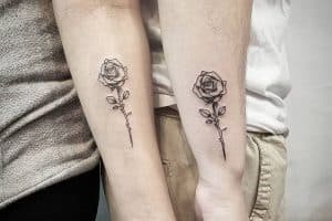 tatuajes de rosas para parejas iguales en antebrazo