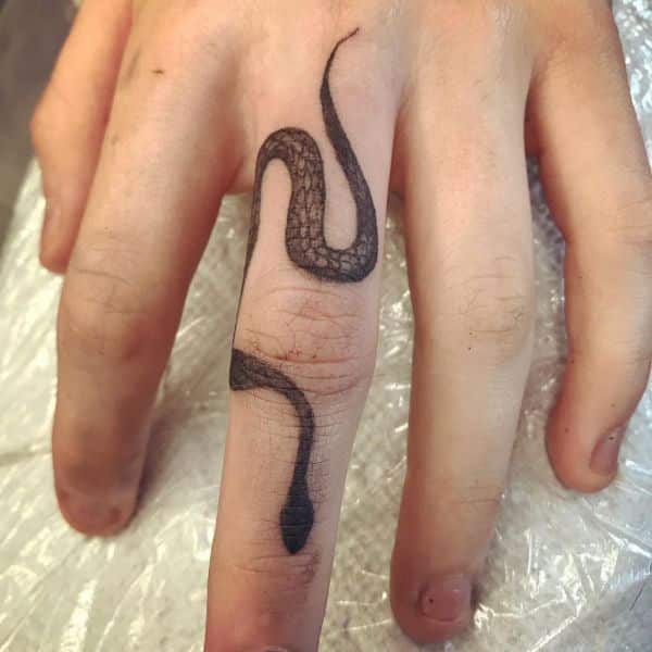 tatuajes de víbora en el dedo con escamas notorias