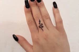 tatuajes de víbora en el dedo medio