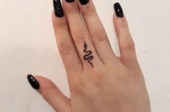 4 pequeños tatuajes de víbora en el dedo indice y medio