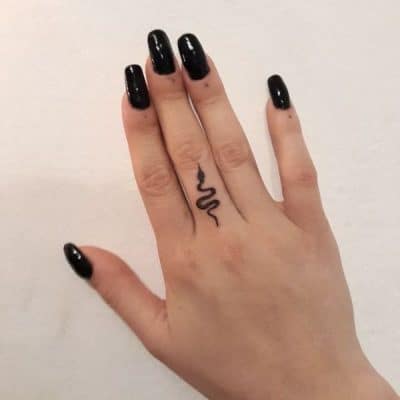 tatuajes de víbora en el dedo medio
