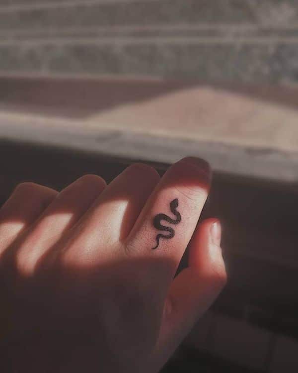 tatuajes de víbora en el dedo silueta