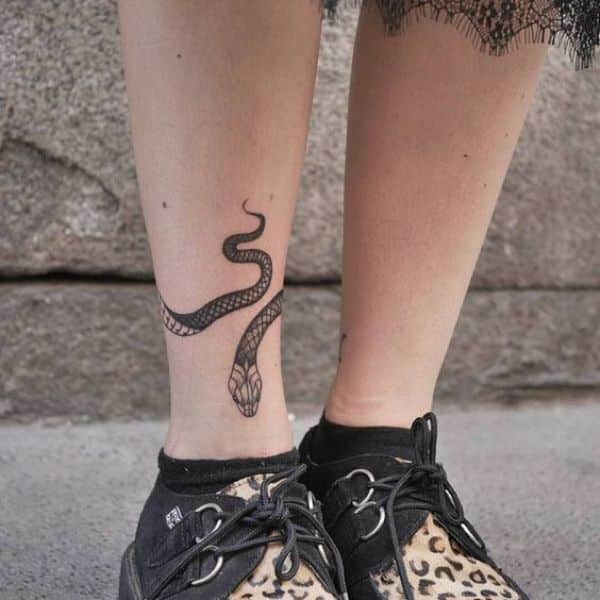 tatuajes de víboras en la pierna pequeños en negro