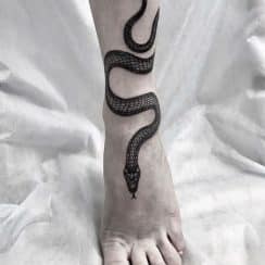 2 efectos con tatuajes de víboras en la pierna y brazo
