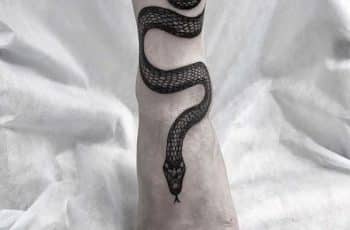 2 efectos con tatuajes de víboras en la pierna y brazo