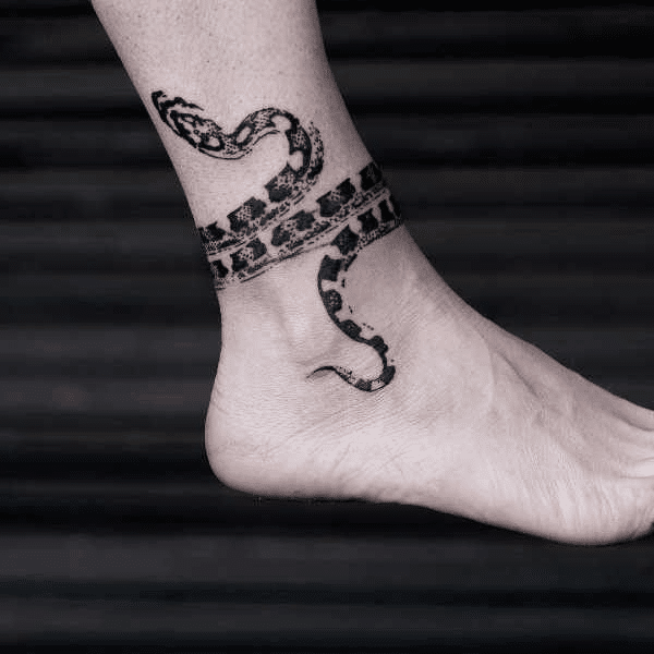 tatuajes de víboras en la pierna tobillo