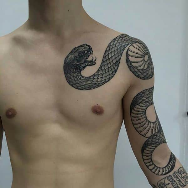 tatuajes de víboras en la pierna y brazo