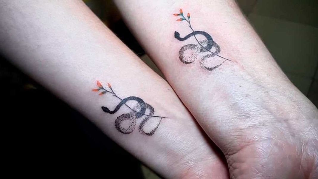tatuajes de víboras para amigas siluetas a dotwork