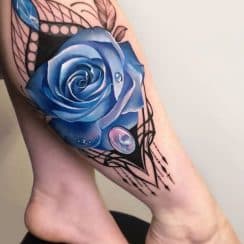 2 significados de tatuajes de flores azules para mujeres