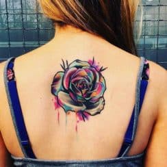 2 estilos tatuajes de flores en la espalda para mujer