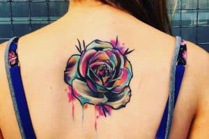 tatuajes de flores en la espalda relleno acuarela