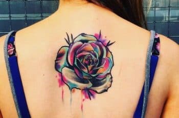 2 estilos tatuajes de flores en la espalda para mujer