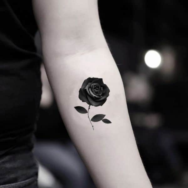 tatuajes de flores negras con brillos bien definidos