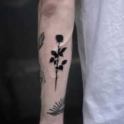 Metaforicos tatuajes de flores negras a 2 estilos