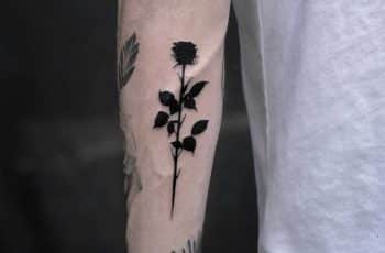 Metaforicos tatuajes de flores negras a 2 estilos