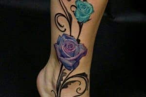 tatuajes de mariposas con rosas en piernas