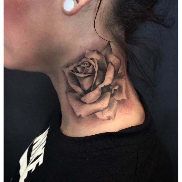 tatuajes de rosa en el cuello degradado