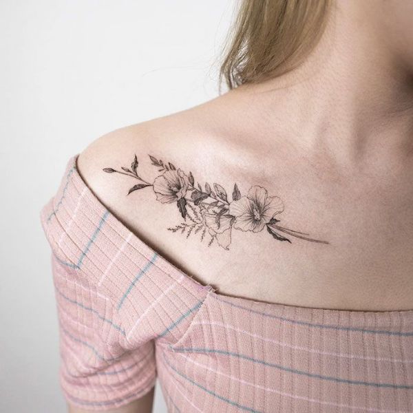 tatuajes de rosas en la clavicula delicados