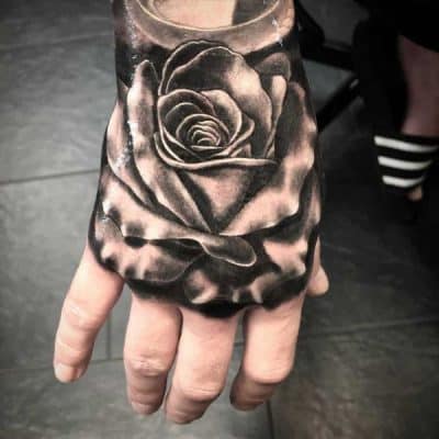 tatuajes de rosas sombreadas en mano
