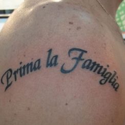 4 existenciales tatuajes en italiano para hombres y mujeres