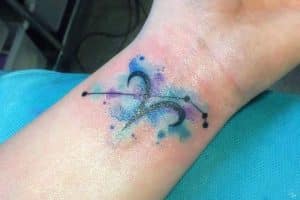 tatuajes de aries para mujer constelación y fondo acuarela