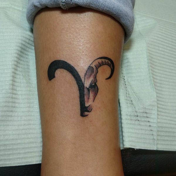 tatuajes de aries para mujer en pierna