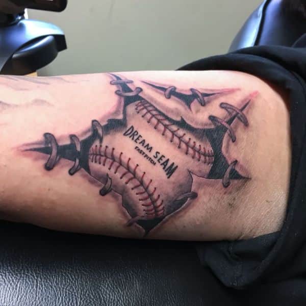tatuajes de beisbol en el brazo bola que rasga la piel