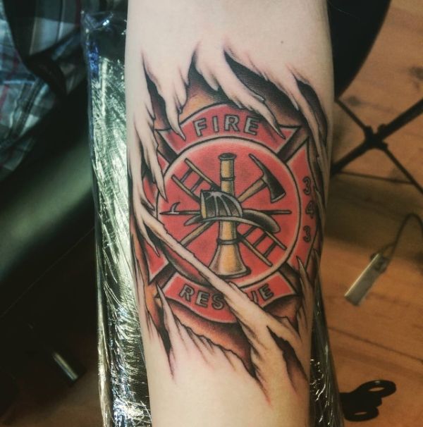 tatuajes de bomberos en el brazo escudos