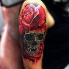 Los clásicos tatuajes de calaveras con flores en 3 estilos