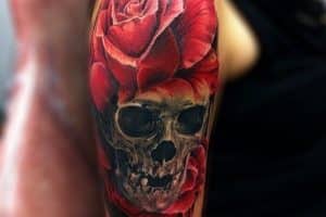 tatuajes de calaveras con flores rosa