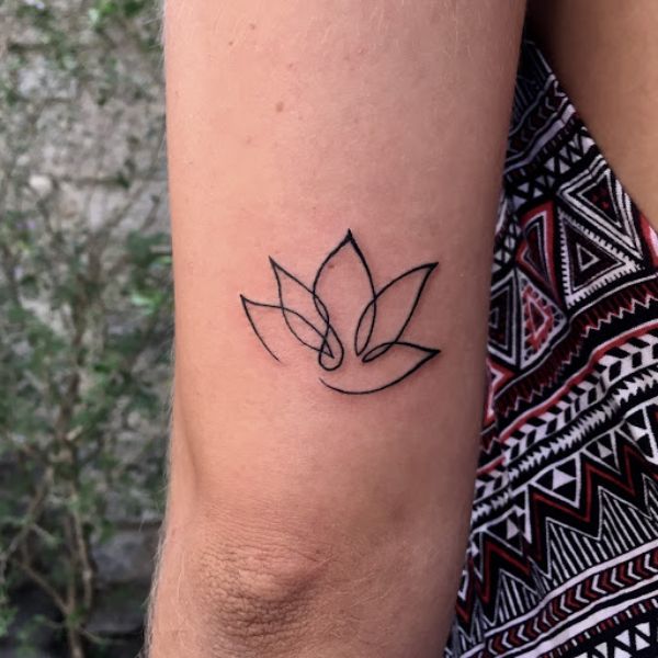 tatuajes de flor de loto en el brazo de linea continua