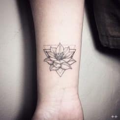 3 tatuajes de flor de loto en el brazo con espiritualidad