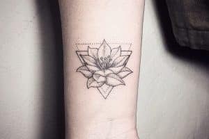 tatuajes de flor de loto en el brazo textura