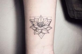 3 tatuajes de flor de loto en el brazo con espiritualidad
