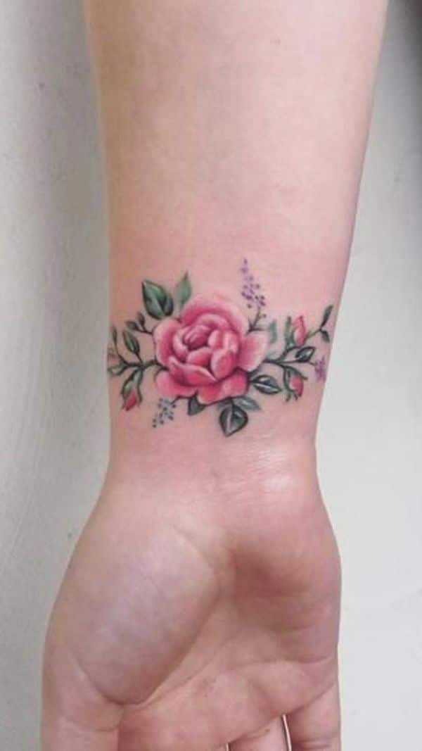 tatuajes de flores en la muñeca delineado invisible