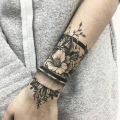 3 texturas tatuajes de flores en la muñeca para mujer