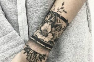 tatuajes de flores en la muñeca pulsera