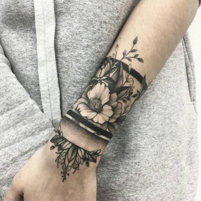 tatuajes de flores en la muñeca pulsera